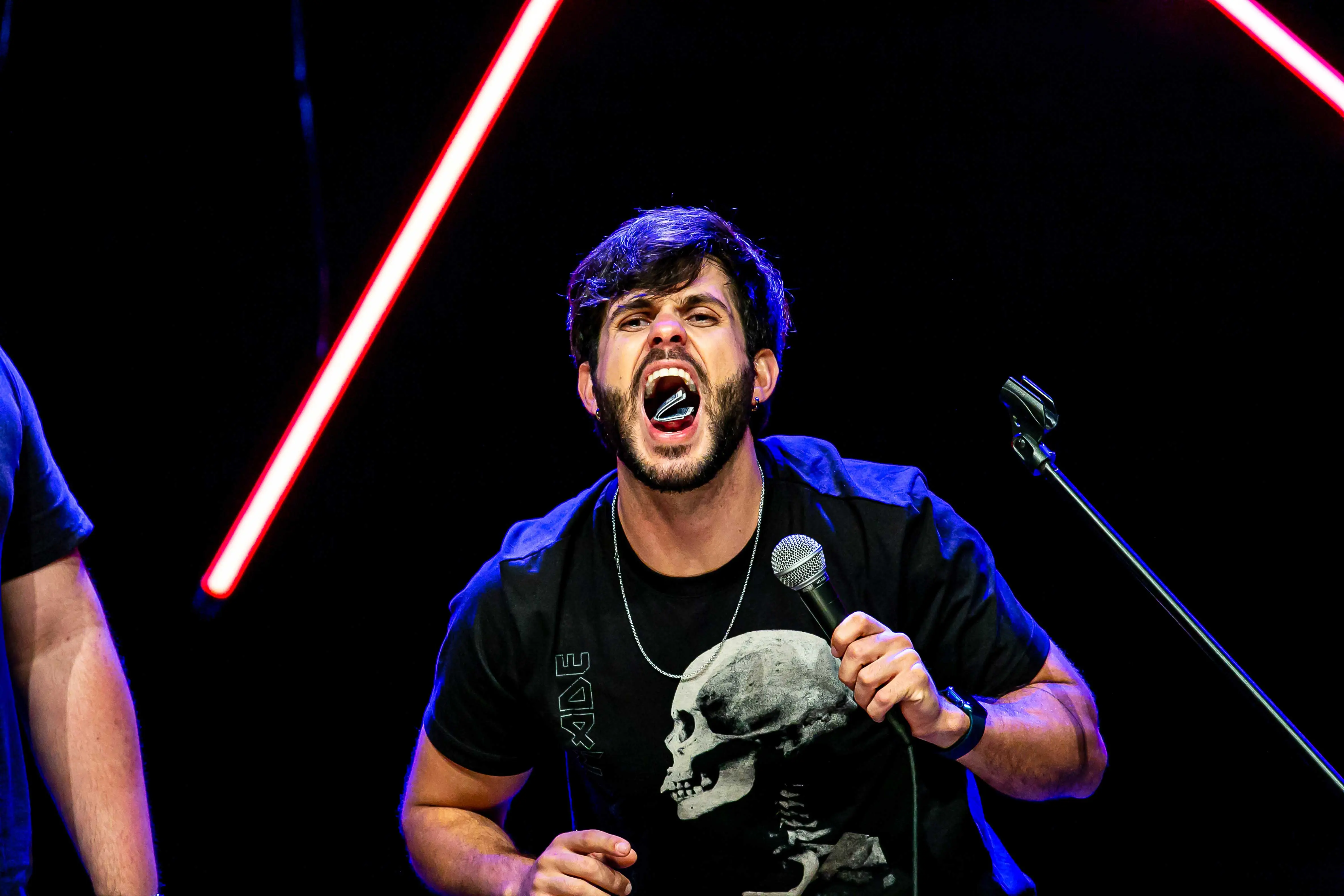 Caio durante seu show solo de Stand-up Magic