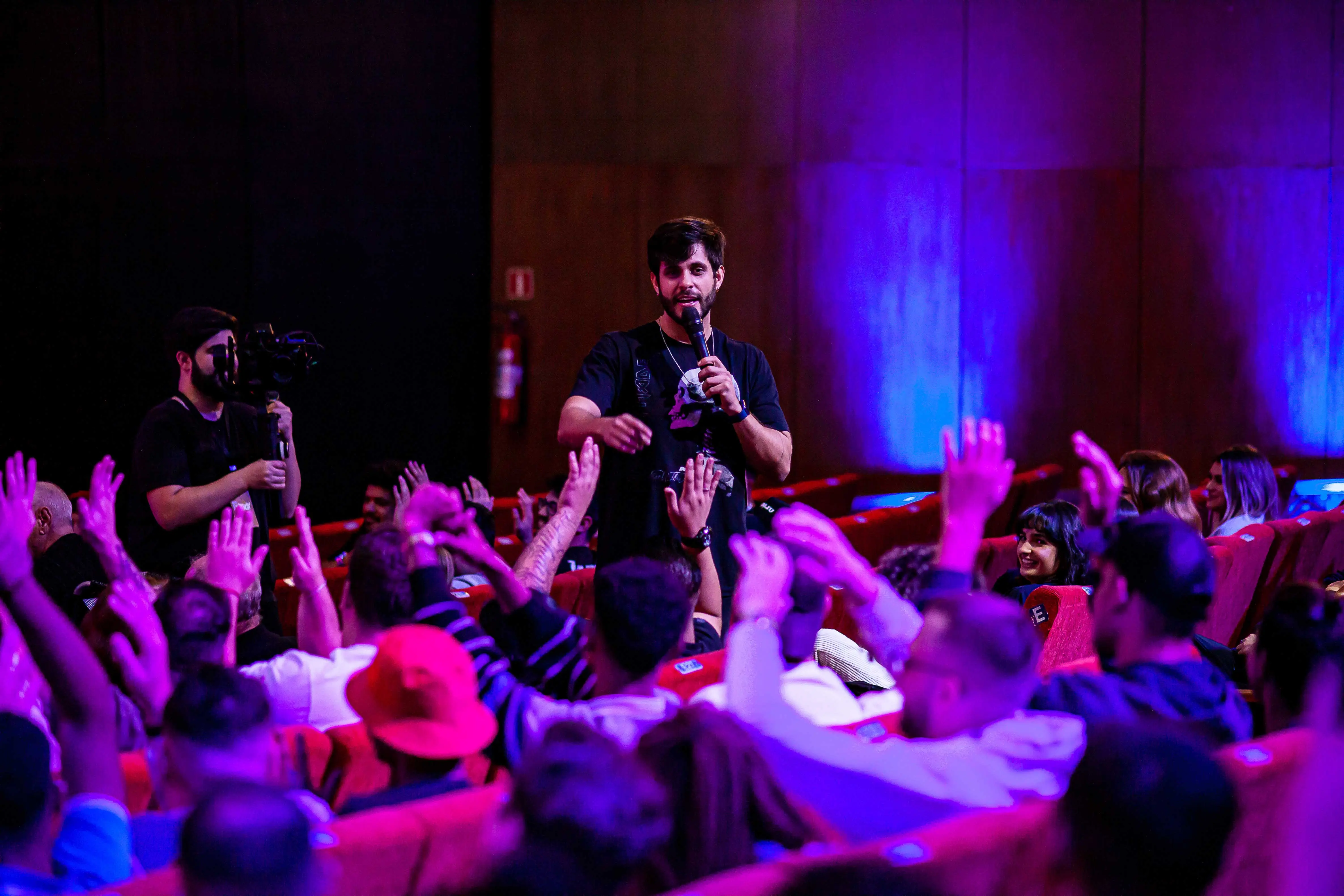 Caio durante seu show solo de Stand-up Magic